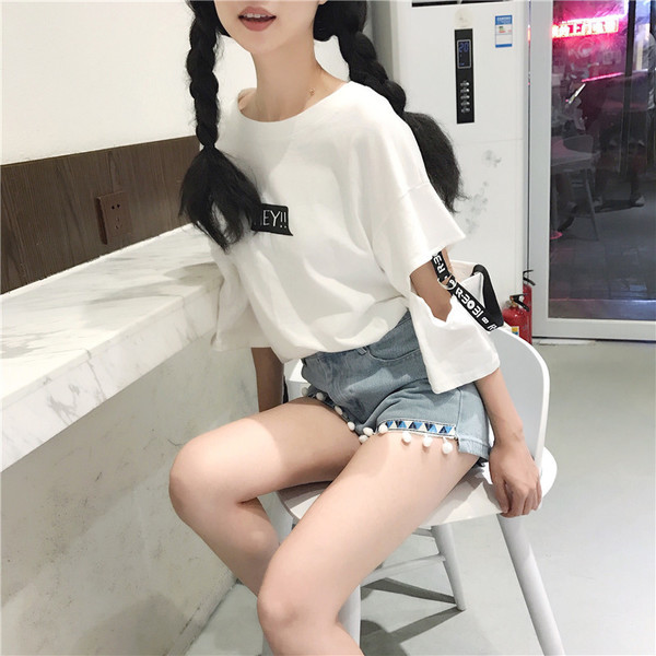 σορτς σύγχρονες γυναίκες είναι διακοσμημένα σε φωτεινά χρώματα και υψηλή μέση