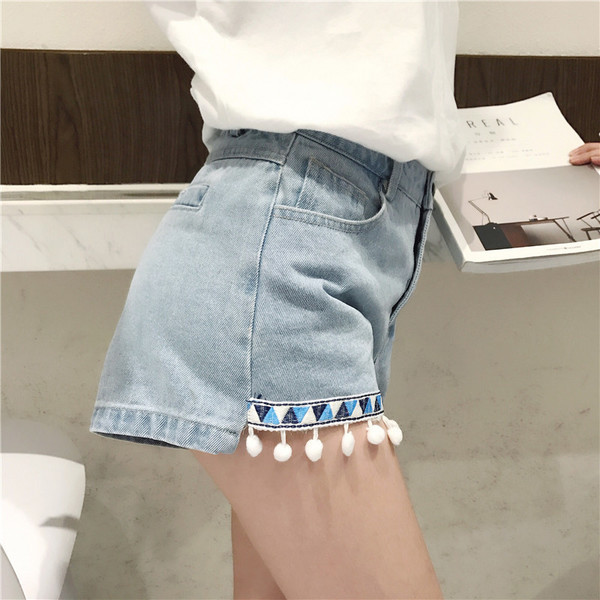 σορτς σύγχρονες γυναίκες είναι διακοσμημένα σε φωτεινά χρώματα και υψηλή μέση