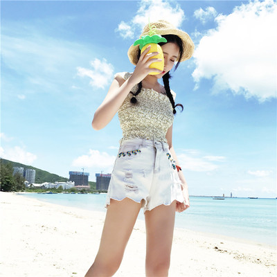 σορτς Κομψή γυναικών σε λευκό και γκρι υψηλής μεσάτο και φουντωτά