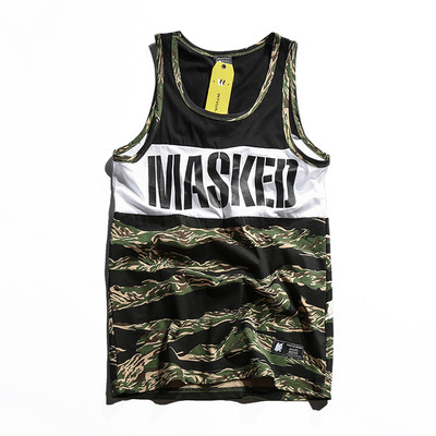 Κομψή αρσενικό γιλέκο με τα πρότυπα επιγραφή και καμουφλάζ