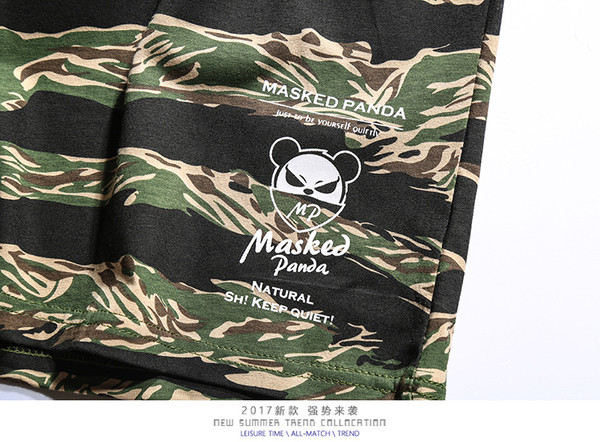 Κομψή αρσενικό γιλέκο με τα πρότυπα επιγραφή και καμουφλάζ