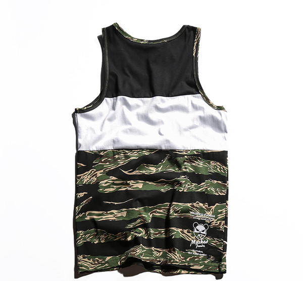 Κομψή αρσενικό γιλέκο με τα πρότυπα επιγραφή και καμουφλάζ