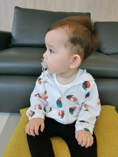 Παιδικό φούτερ σε λευκό με εικόνες και κουκούλα