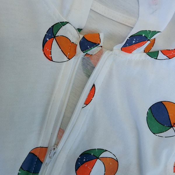 Παιδικό φούτερ σε λευκό με εικόνες και κουκούλα