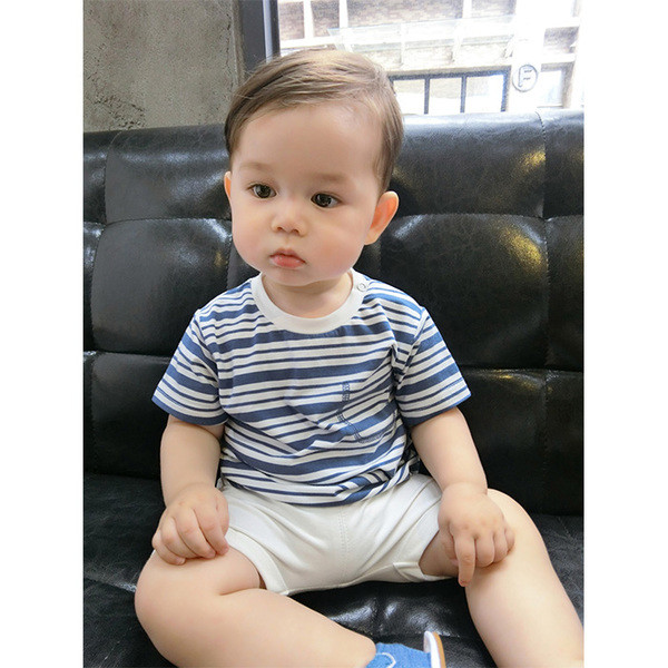 Παιδική ριγέ μπλούζα για αγόρια με κοντό μανίκι και κολάρο σε σχήμα O