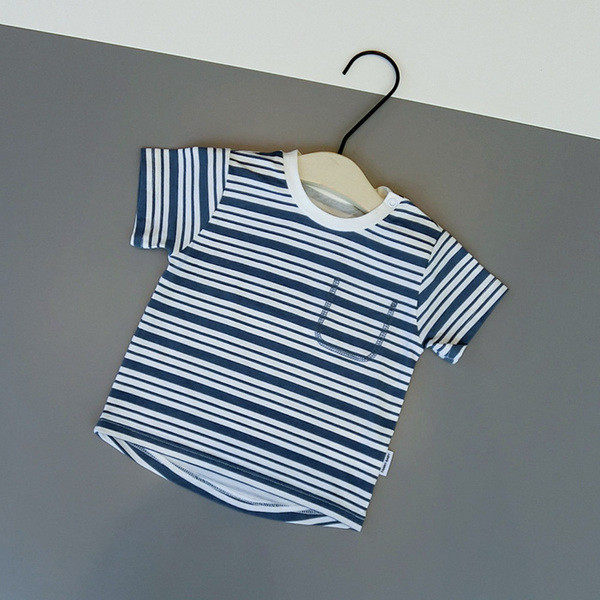 Παιδική ριγέ μπλούζα για αγόρια με κοντό μανίκι και κολάρο σε σχήμα O