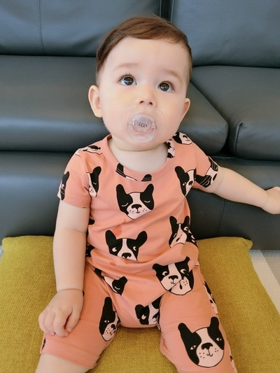 Γλυκό παιδικό σετ από δύο κομμάτια - μπλούζα και σορτς με εικόνες κουτάβι