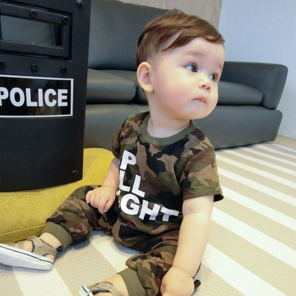 Παιδικό σεττ καμουφλάζ για αγόρια - παντελόνι και μπλούζα με κοντό μανίκι με  επιγραφή