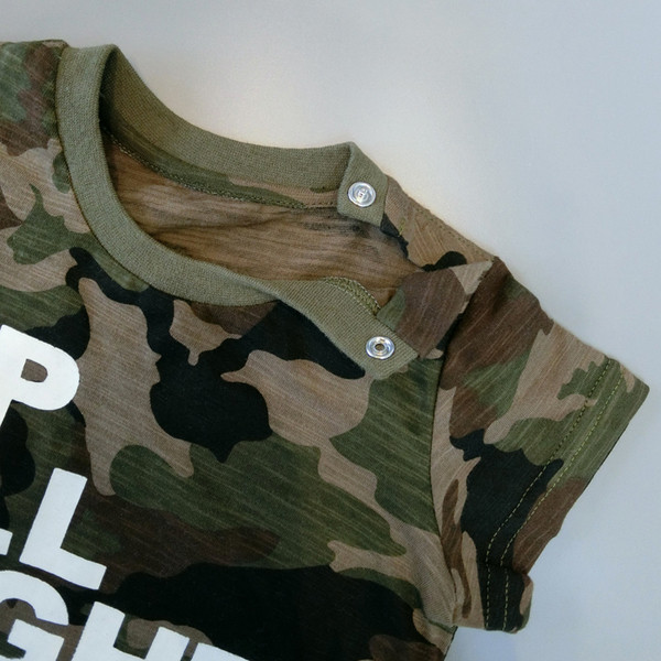 Παιδικό σεττ καμουφλάζ για αγόρια - παντελόνι και μπλούζα με κοντό μανίκι με  επιγραφή