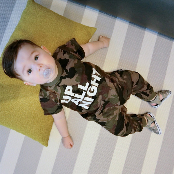 Παιδικό σεττ καμουφλάζ για αγόρια - παντελόνι και μπλούζα με κοντό μανίκι με  επιγραφή