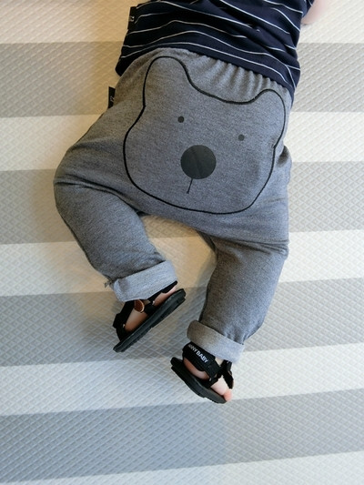 Άνετα παιδικά παντελόνια για αγόρια σε γκρι χρώμα και μια εικόνα