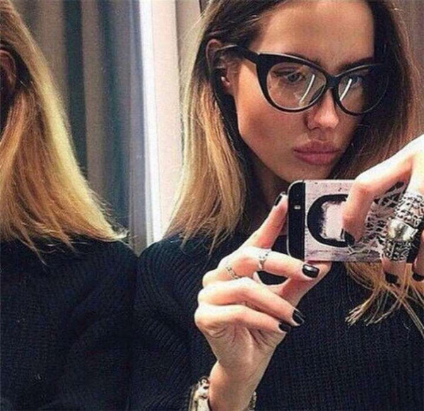 Μεγάλη κυρίες γυαλιά με σαφείς φακούς και ενδιαφέρον σχήμα του σκελετού