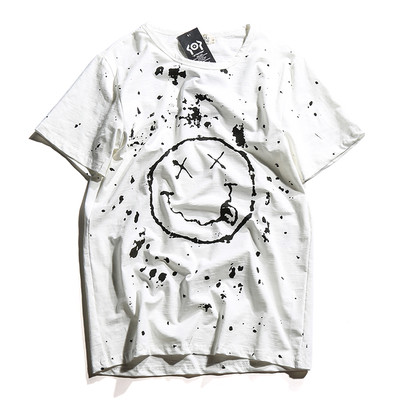 Ενδιαφέρουσες άνδρες T-Shirt και ψεκάζονται την επιγραφή στο πίσω μέρος