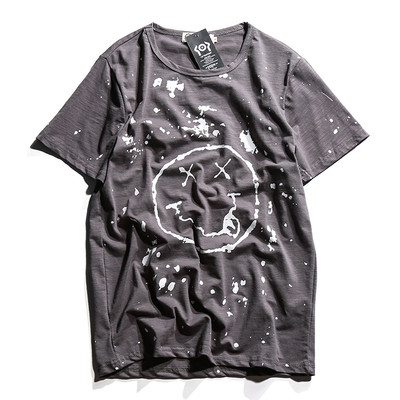 Ενδιαφέρουσες άνδρες T-Shirt και ψεκάζονται την επιγραφή στο πίσω μέρος