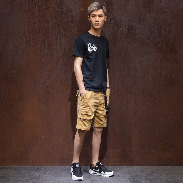 Ενδιαφέρουσες ανδρών T-shirt με ένα διασκεδαστικό κινούμενα εκτύπωσης - λευκό, γκρι και μαύρο