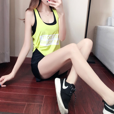 Βολική αθλητική γυναικεία φόρμα δύο τεμαχίων - φανέλα και σορτς, σε λευκό, κόκκινο, κίτρινο και μπλε χρώμα