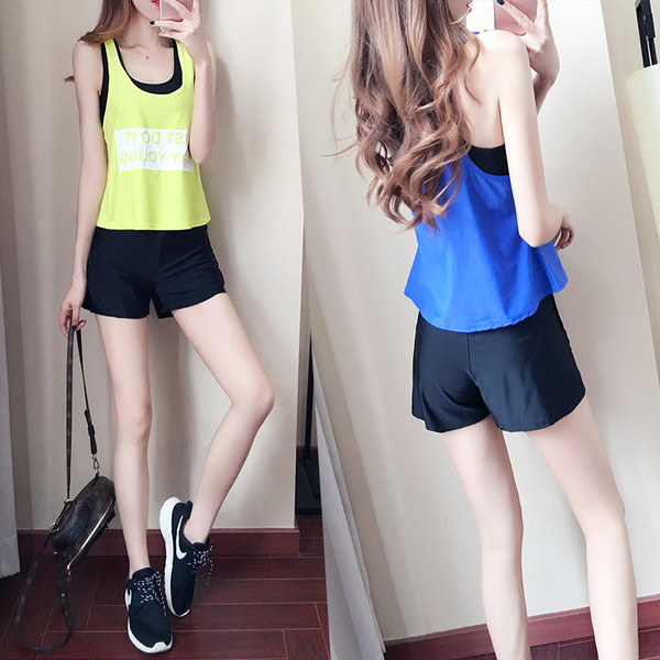 Βολική αθλητική γυναικεία  φόρμα  δύο τεμαχίων - φανέλα και σορτς, σε λευκό, κόκκινο, κίτρινο και μπλε χρώμα