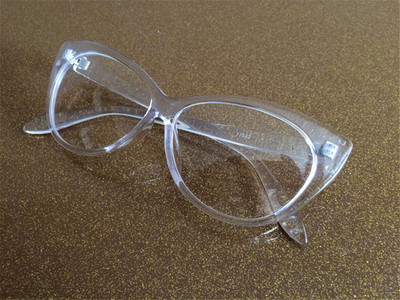 Μοναδικό και πολύ κομψό κυρίες γυαλιά με διαφανή πλαίσια