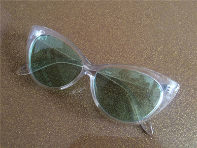 Μοναδικό και πολύ κομψό κυρίες γυαλιά με διαφανή πλαίσια