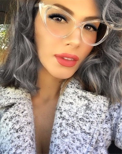 Уникални и много стилни дамски очила с прозрачни рамки 