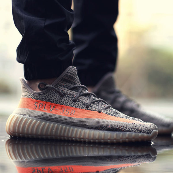 Πολύ άνετο και πολύ μοντέρνο αρσενικό αναπνέει παπούτσια