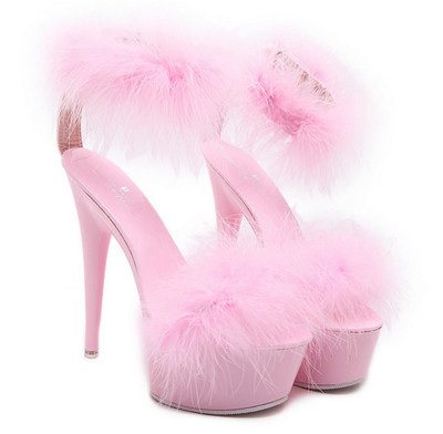 Γυναικεία σανδάλια με ψηλά τακούνια με πολλά ενδιαφέροντα ιμάντες φτερό