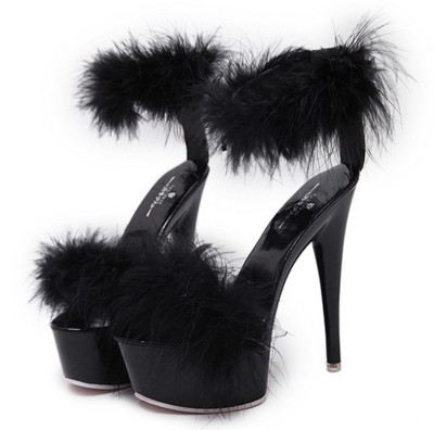 Γυναικεία σανδάλια με ψηλά τακούνια με πολλά ενδιαφέροντα ιμάντες φτερό