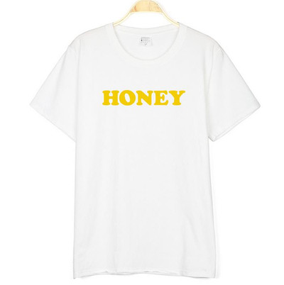 Κομψή καθημερινή κυρίες T-shirt με κοντά μανίκια και μια επιγραφή - 13 μοντέλα