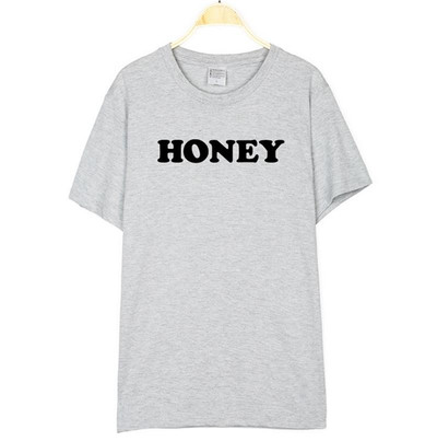 Κομψή καθημερινή κυρίες T-shirt με κοντά μανίκια και μια επιγραφή - 13 μοντέλα