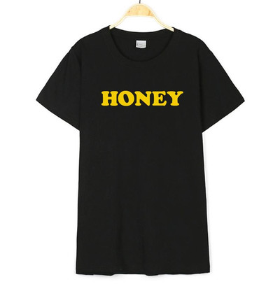 Κομψή καθημερινή κυρίες T-shirt με κοντά μανίκια και μια επιγραφή - 13 μοντέλα