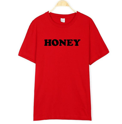 Κομψή καθημερινή κυρίες T-shirt με κοντά μανίκια και μια επιγραφή - 13 μοντέλα