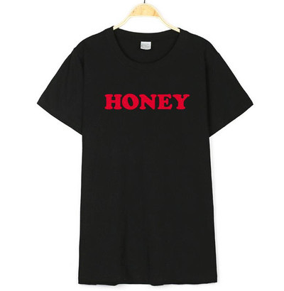 Κομψή καθημερινή κυρίες T-shirt με κοντά μανίκια και μια επιγραφή - 13 μοντέλα