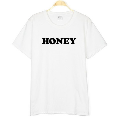 Κομψή καθημερινή κυρίες T-shirt με κοντά μανίκια και μια επιγραφή - 13 μοντέλα