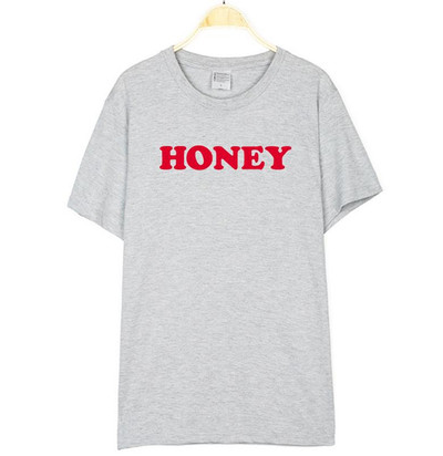 Κομψή καθημερινή κυρίες T-shirt με κοντά μανίκια και μια επιγραφή - 13 μοντέλα