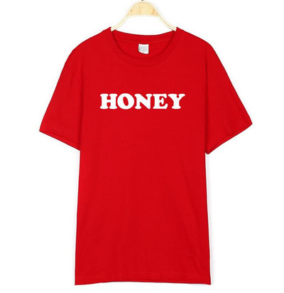 Κομψή καθημερινή κυρίες T-shirt με κοντά μανίκια και μια επιγραφή - 13 μοντέλα