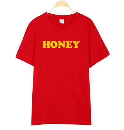 Κομψή καθημερινή κυρίες T-shirt με κοντά μανίκια και μια επιγραφή - 13 μοντέλα