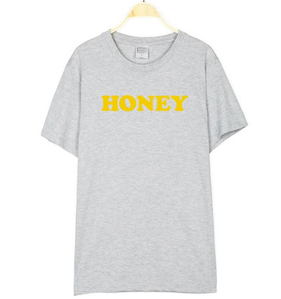 Κομψή καθημερινή κυρίες T-shirt με κοντά μανίκια και μια επιγραφή - 13 μοντέλα