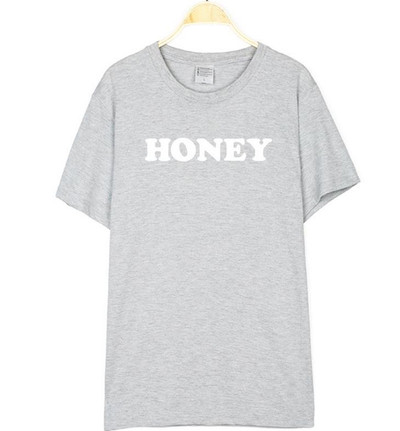 Κομψή καθημερινή κυρίες T-shirt με κοντά μανίκια και μια επιγραφή - 13 μοντέλα