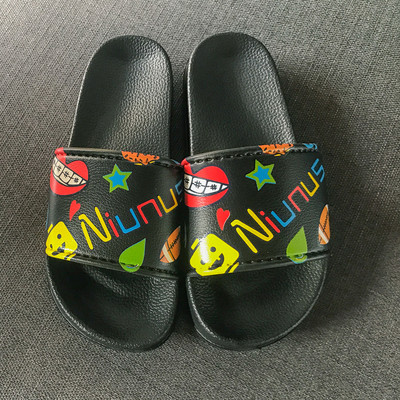 Γυναικείες Casual καουτσούκ παντόφλες με έγχρωμες επιγραφές και εικόνες σε μαύρο και άσπρο χρώμα