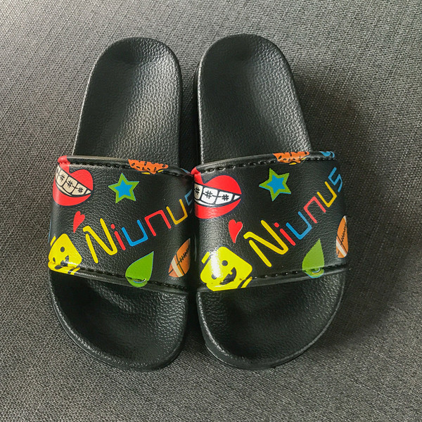 Γυναικείες Casual καουτσούκ παντόφλες με έγχρωμες επιγραφές και εικόνες σε μαύρο και άσπρο χρώμα