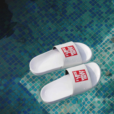 Unisex Γυναικείες παντόφλες σε λευκό και μαύρο, με επιγραφή - ελαστικό