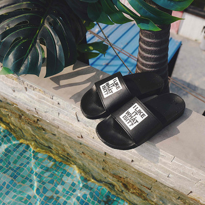 Unisex Γυναικείες παντόφλες σε λευκό και μαύρο, με επιγραφή - ελαστικό