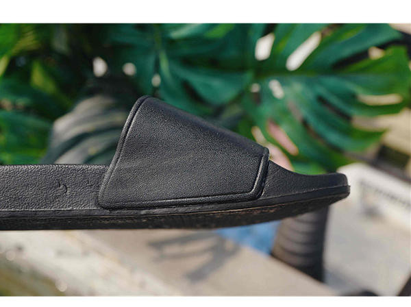 Unisex Γυναικείες παντόφλες σε λευκό και μαύρο, με επιγραφή - ελαστικό