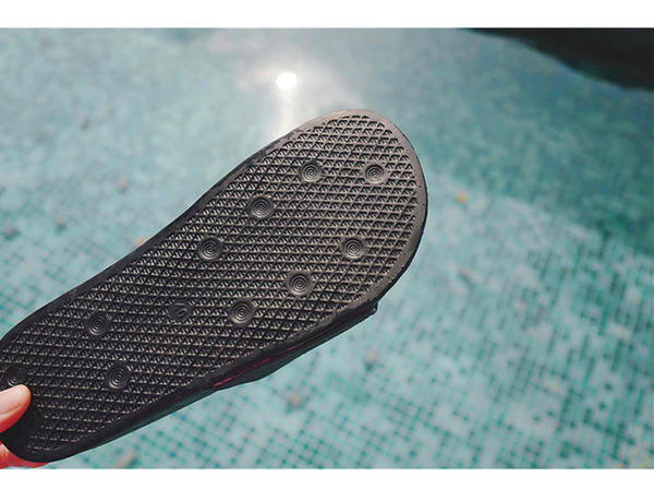 Unisex Γυναικείες παντόφλες σε λευκό και μαύρο, με επιγραφή - ελαστικό