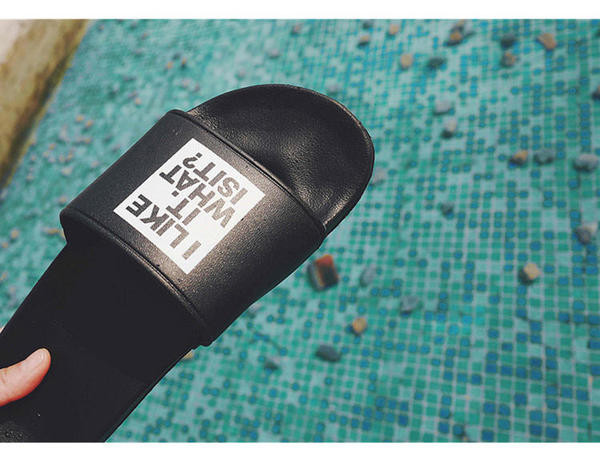 Unisex Γυναικείες παντόφλες σε λευκό και μαύρο, με επιγραφή - ελαστικό