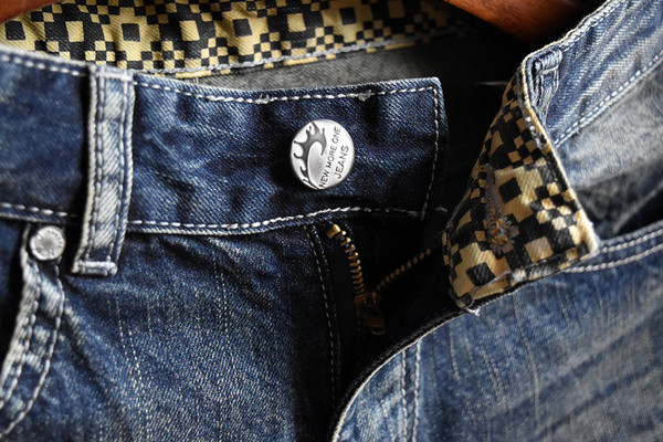 σύντομο τζιν Μοναδικό των ανδρών σε ένα σκούρο χρώμα και ψιλοκομμένο