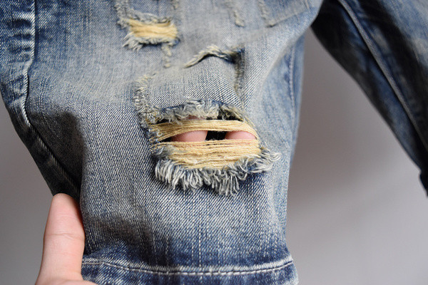 σύντομο τζιν Μοναδικό των ανδρών σε ένα σκούρο χρώμα και ψιλοκομμένο