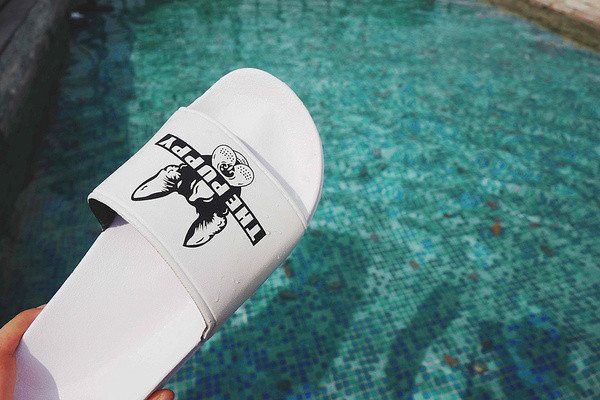 Παντόφλες σε μαύρο και άσπρο, εικόνα - τα δύο φύλα