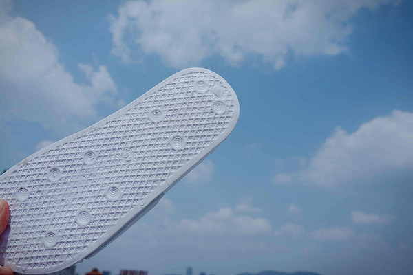 Παντόφλες σε μαύρο και άσπρο, εικόνα - τα δύο φύλα