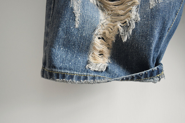 Мъжки къс дънков панталон, накъсан в син цвят